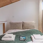 Lakeside Aurora Retreat By Booklapland