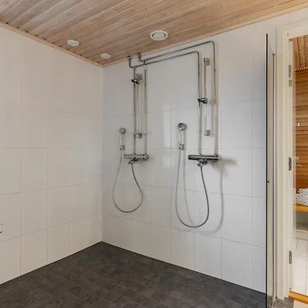 Lakeside Aurora Retreat By Booklapland *