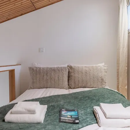 Lakeside Aurora Retreat By Booklapland