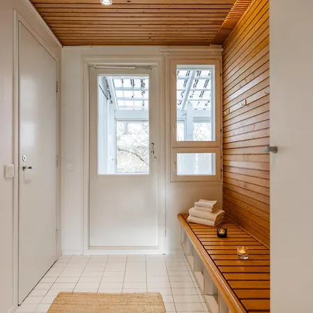 Lakeside Aurora Retreat By Booklapland