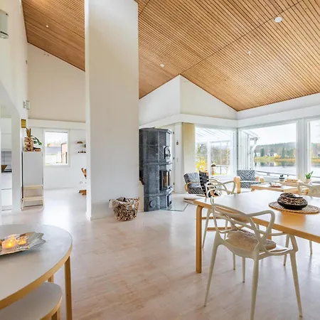 Апартаменты Lakeside Aurora Retreat By Booklapland