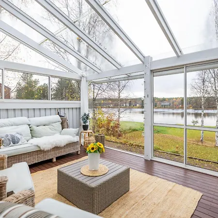 Lakeside Aurora Retreat By Booklapland