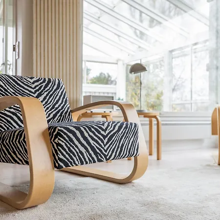 Lakeside Aurora Retreat By Booklapland