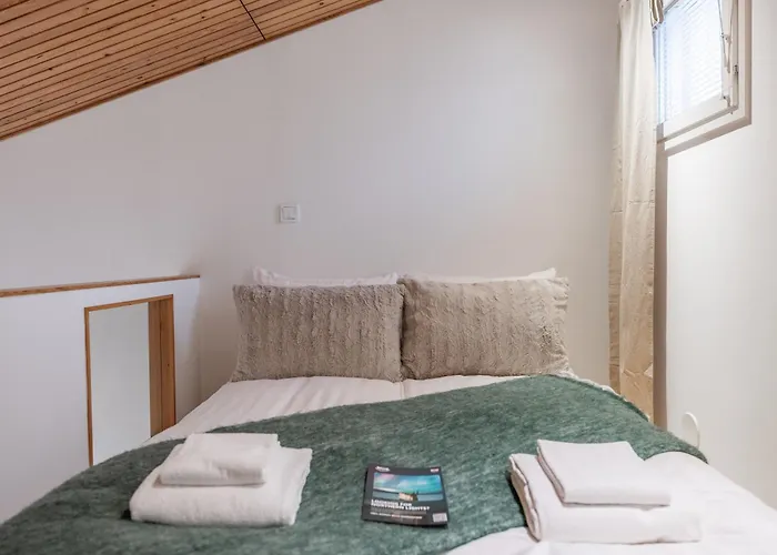 Lakeside Aurora Retreat By Booklapland