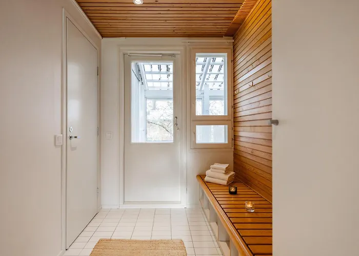 Lakeside Aurora Retreat By Booklapland