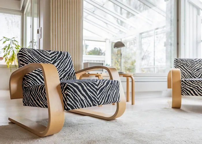 Lakeside Aurora Retreat By Booklapland