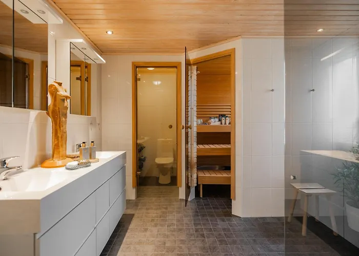 Lakeside Aurora Retreat By Booklapland *